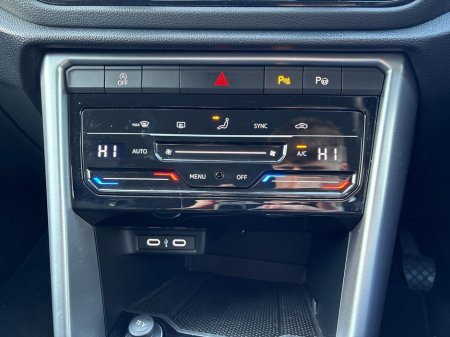 2024 Volkswagen T-Roc T-ROC EDITION 75 1.0TSI M6F 116HP €29,975 thumbnail