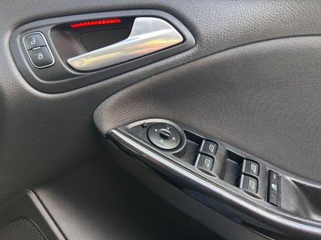 2018 Ford Focus - thumbnail 17