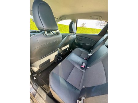 2015 Toyota Yaris - thumbnail 8