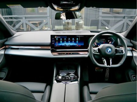 2025 BMW 5 Series - thumbnail 15