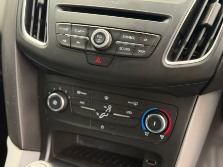 2016 Ford Focus - thumbnail 9