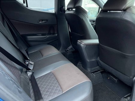 2017 Toyota C-HR 1.8 HYBRID/ HALF LEATHER HEATED SEATS // DIAMOND CUT ALLOYS// FULL SERVICE HISTORY / €17,900 thumbnail