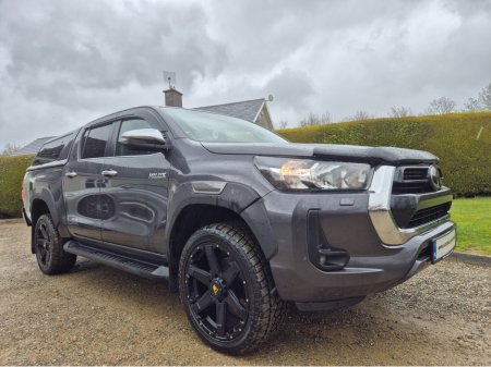 2025 Toyota Hilux - thumbnail 8