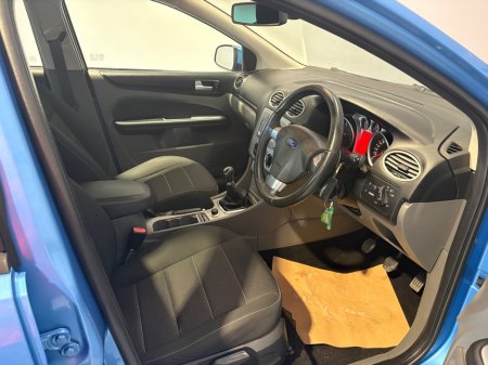 2011 Ford Focus - thumbnail 10