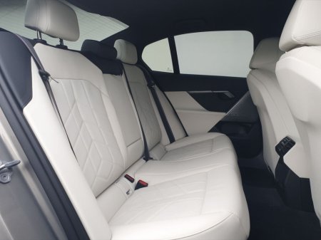 2024 BMW 5 Series - thumbnail 11