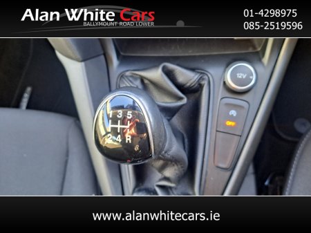 2016 Ford Focus - thumbnail 25