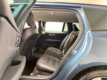 2025 Volvo V60 PLUS T6 2.0 PHEV AWD 350HP €54,990 thumbnail