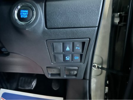 2022 Toyota Hilux INVINCIBLE X D-4D 4WD INVINCIBLE DCB €42,500 thumbnail