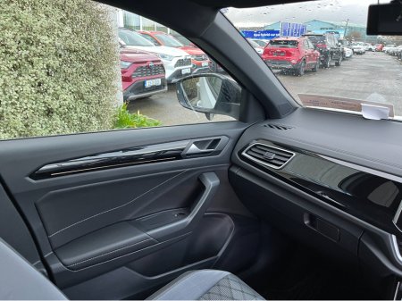 2023 Volkswagen T-Roc R-LINE AUTOMATIC 2.0 DIESEL //HALF LEATHER HEATED SEATS//REVERSE CAMERA//ADAPTIVE CRUISE CONTROL//KEYLESS ENTRY// €31,950 thumbnail