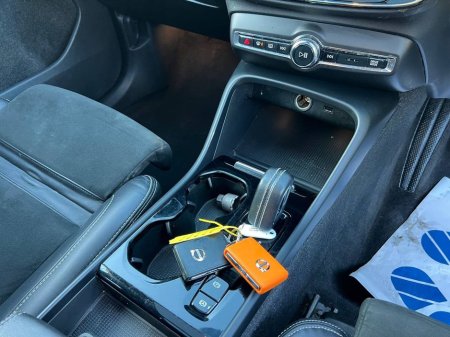 2021 Volvo XC40 R-DESIGN T4 1.5 RECHARGE PHEV // TILT & SLIDE PAN ROOF // 19" R-DESIGN ALLOYS // FULL SERVICE HISTORY €25,950 thumbnail