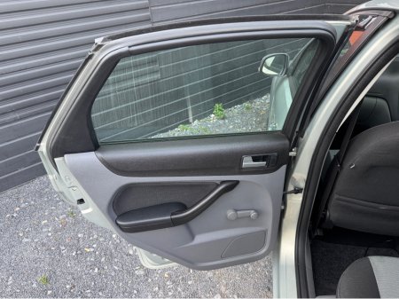 2010 Ford Focus - thumbnail 18