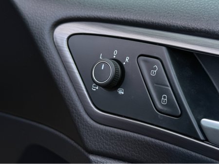 2017 Volkswagen Golf 172 REG NEW MODEL MK7.5 SAT NAV PACK PRIVACY GLASS-REVERSE CAMERA - NAVIGATION - CARPLAY - ANDROID AUTO - DISCOVER PRO €16,450 thumbnail