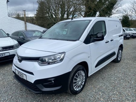 2023 Toyota Proace - view 3