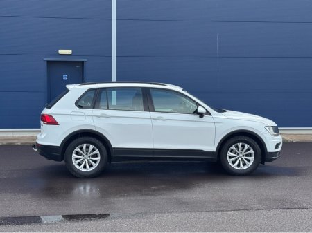 2017 Volkswagen Tiguan TRENDLINE 2.0 TDI 115HP MANUAL 6SPEED FWD 5DR €17,900 thumbnail