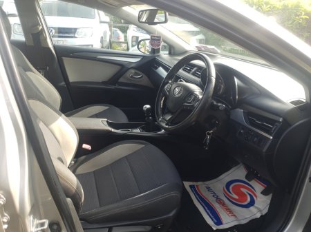 2017 Toyota Avensis 2.0 D-4D (143) Luna Navi €10,950
