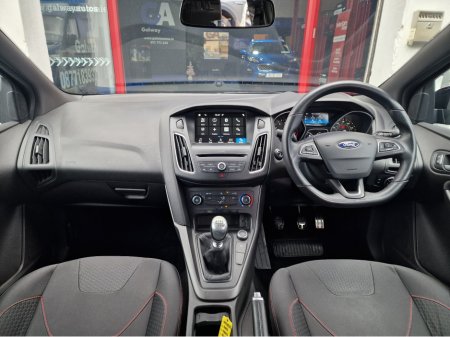 2018 Ford Focus - thumbnail 25