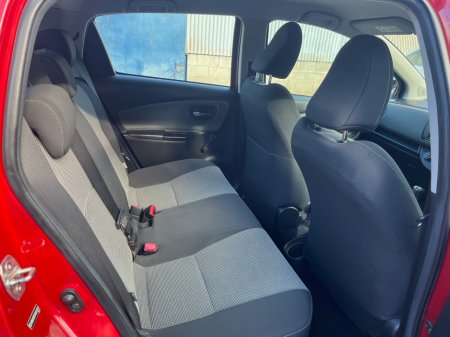 2016 Toyota Yaris - thumbnail 8