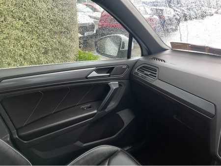 2020 Volkswagen Tiguan R-LINE 4MOTION AUTOMATIC 2.0 DIESEL //MASSIVE SPEC//DYNAUDIO SOUND SYSTEM//FULL LEATHER HEATED SEATS//360 PARKING CAMERAS//HEAD UP DISPLAY// €35,950 thumbnail