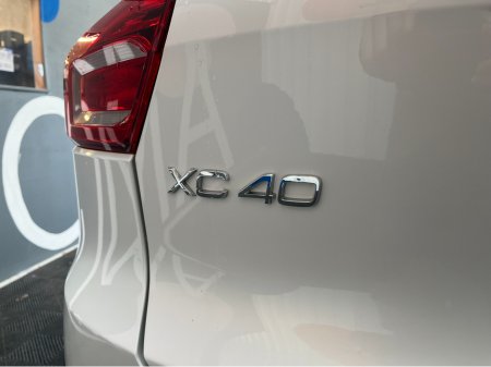 2023 Volvo XC40 - thumbnail 7