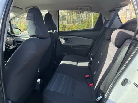 2017 Toyota Yaris - thumbnail 7