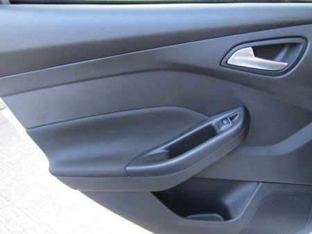 2017 Ford Focus - thumbnail 27