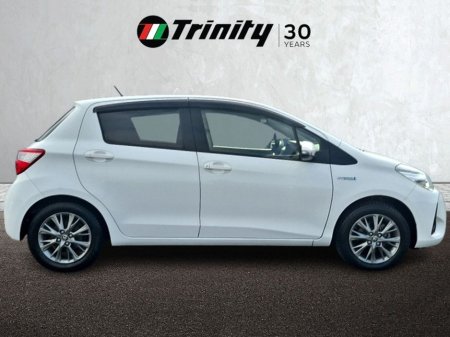 2017 Toyota Vitz - thumbnail 5