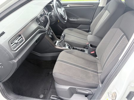 2018 Volkswagen T-Roc DESIGN 1.0 TSI MANUAL 6SPEED FWD 115HP 5DR €16,995 thumbnail