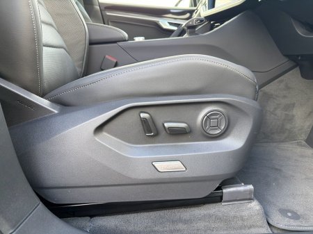 2026 Volkswagen Touareg R-Line (COMMERCIAL) thumbnail