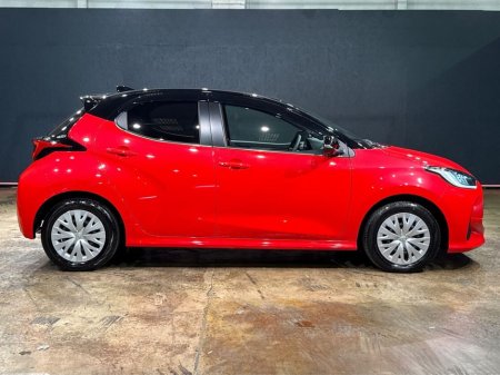 2025 Toyota Yaris - thumbnail 2