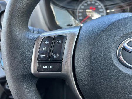 2016 Toyota Yaris - thumbnail 10