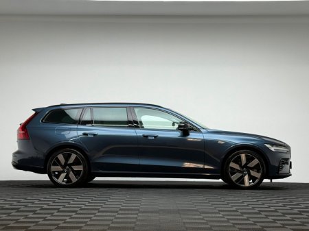 2025 Volvo V60 PLUS T6 2.0 PHEV AWD 350HP €54,990 thumbnail