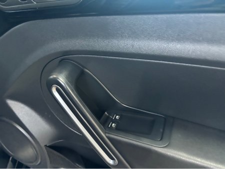 2013 Volkswagen Beetle - thumbnail 2