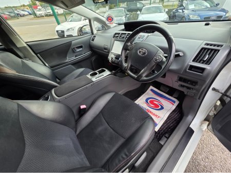 2014 Toyota Prius Alpha - thumbnail 3