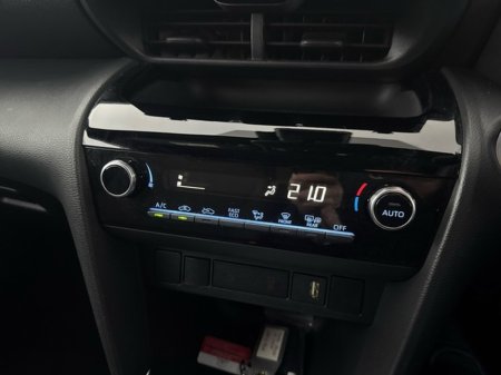 2024 Toyota Yaris Cross LunaSport Hybrid €30,950 thumbnail