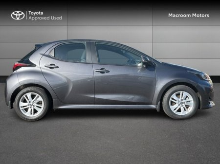 2022 Toyota Yaris FRESH SELECTION OF TRADE-INS HYBRID LUNA 4DR AUTO €23,000 thumbnail