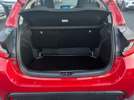 2024 Toyota Yaris YARIS HYBRID 1.5 LUNA €25,444 thumbnail