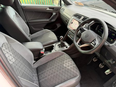 2023 Volkswagen Tiguan 231 D R-LINE 2.0 TDI 6SP FWD 150HP LOW KMS! €41,995 thumbnail