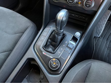 2019 Volkswagen Tiguan HIGHLINE 4MOTION AUTOMATIC 2.0 DIESEL //HIGH SPEC//360 PARKING CAMERAS//FRONT AND REAR HEATED SEATS//POWER TAILGATE//HEAD UP DISPLAY// thumbnail