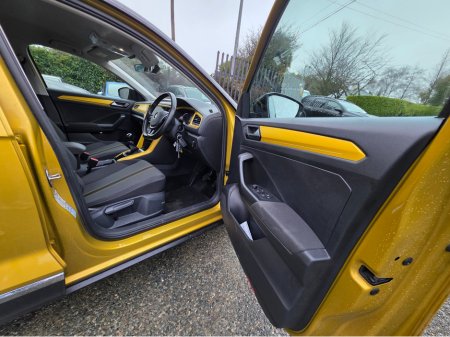 2018 Volkswagen T-Roc DESIGN 1.0 TSI MANUAL 6SPEED FWD 115HP 5DR €18,950 thumbnail