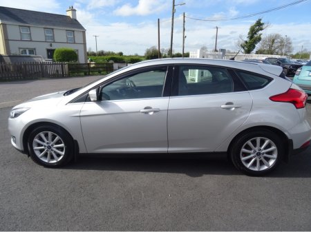 2017 Ford Focus - thumbnail 3