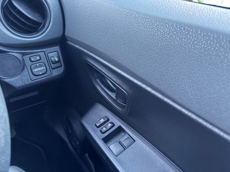 2014 Toyota Yaris - thumbnail 8