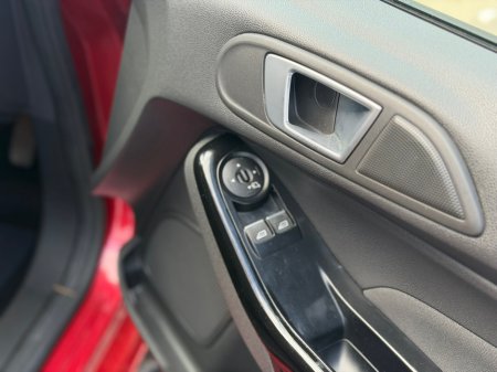 2016 Ford Fiesta - thumbnail 10