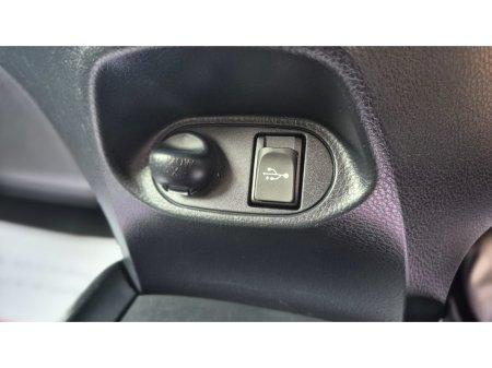 2016 Toyota Vitz - thumbnail 27