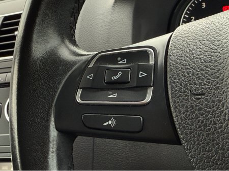 2015 Volkswagen Touran ( 152 REG ) HIGHLINE EDITION 7 SEATER * ALCANTARA SEATS * REVERSING CAMERA * SIMI DEALER - SPECIALISING IN IMPORTS OF JAP AUTOMATIC HI SPEC BLUEMOTION // LARGE TOUCH SCREEN // €15,450 thumbnail