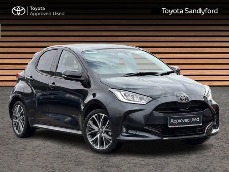 2025 Toyota Yaris PLATINUM // PAN ROOF // FULL LEATHER // AIR CON // BLUETOOTH // APPLE CARPLAY/ANDROID AUTO // TOYOTA SAFETY SENSE // FULL WARRANTY