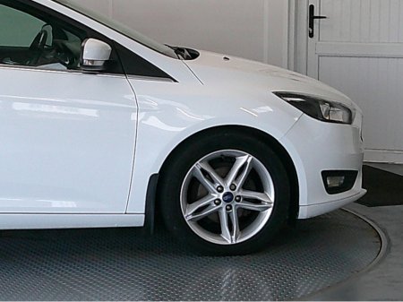 2017 Ford Focus - thumbnail 22