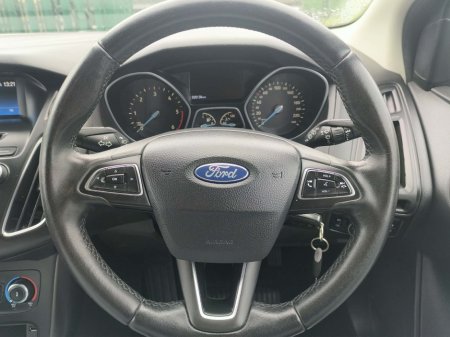 2016 Ford Focus - thumbnail 10
