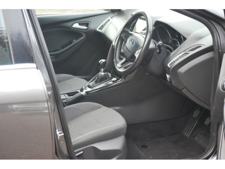 2016 Ford Focus - thumbnail 10