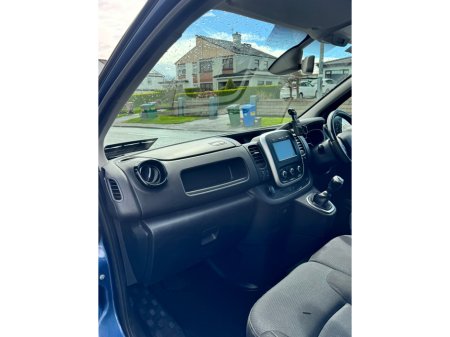 2021 Renault Trafic - view 2