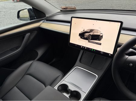 2022 Tesla Model Y LONG RANGE AWD €31,950 thumbnail